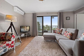 Summit 9 - Stylish 3BR Apartment l Amazing Lake Views l WiFi l BBQ l Air-Con